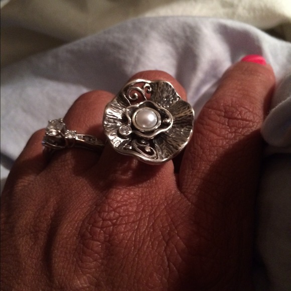 Beautiful pearl 925 ring very pretty size 7