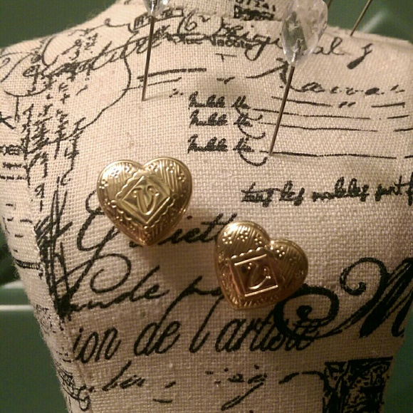 Jewelry - vintage gold heart "V" earrings