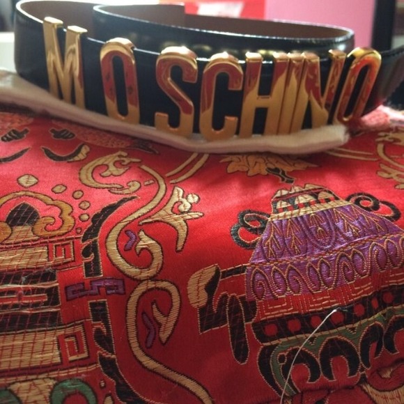 💯 Authentic Redwall Moschino Belt 💕 NO TRADES !