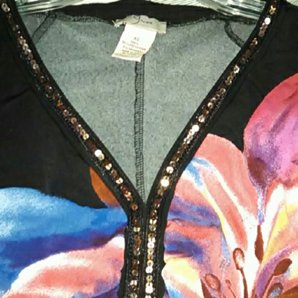 **SOLD**  Pretty Floral Top - Picture 2 of 3
