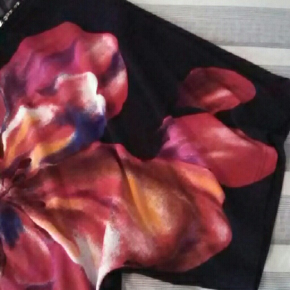 **SOLD**  Pretty Floral Top - Picture 3 of 3