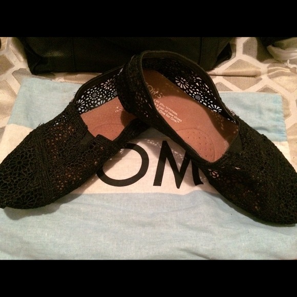 Black Lace Toms 7.5 w/dust bag