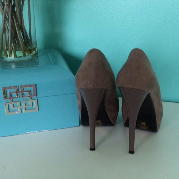 Lovely ❤️ Brown heels 5" 1/2 heel - Picture 2 of 4