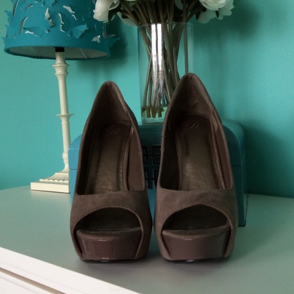 Lovely ❤️ Brown heels 5" 1/2 heel - Picture 3 of 4