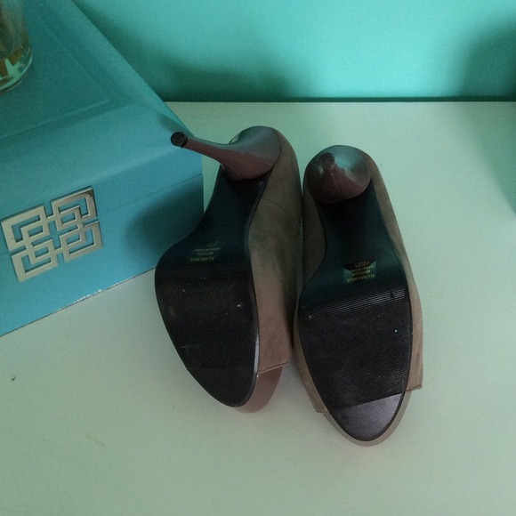 Lovely ❤️ Brown heels 5" 1/2 heel - Picture 4 of 4