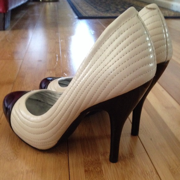 ❤️BLACK&CREAM BCBGIRL.PUMPS. 🙋NEW - Picture 2 of 3