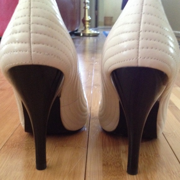 ❤️BLACK&CREAM BCBGIRL.PUMPS. 🙋NEW - Picture 3 of 3