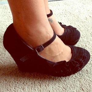 Classy black wedges with a strap