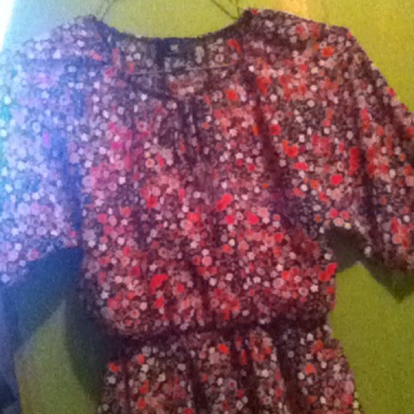 BLOUSE  Colors : Red, grey, black and white .