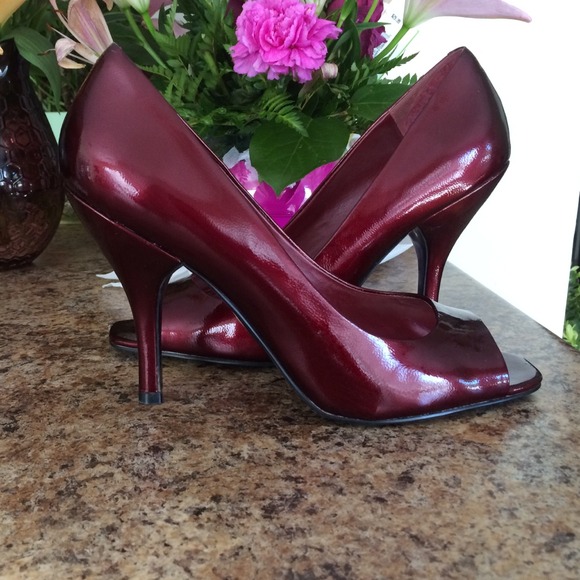 BCBG ruby red patten leather shoes