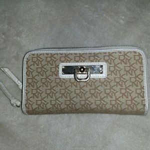 NEW: DKNY Wallet ***HOST PICK ***