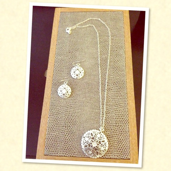 Jewelry - Silver Necklace and earring set!