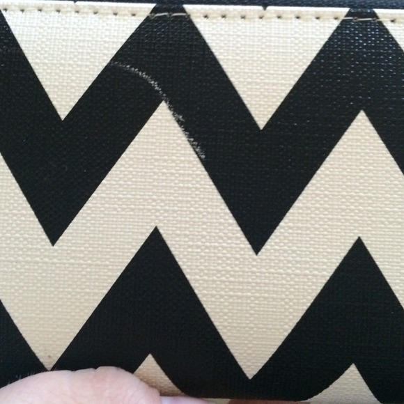 SOLD chevron wallet. Comes as seen in pictures. - Picture 4 of 4