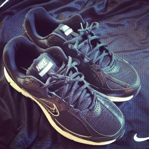 NEVER WORN-MEN'S NIKE DART 7