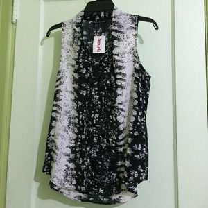 Hi- low black & white sleeveless blouse