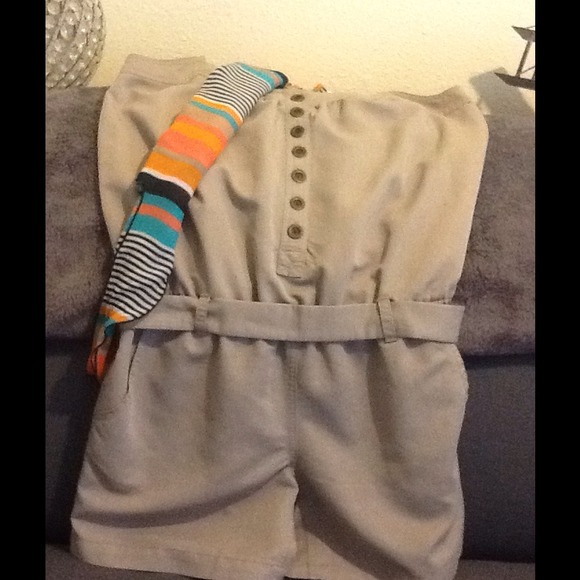 ๐HP "Top Trends" 7/14๐Khaki Romper - Picture 2 of 4