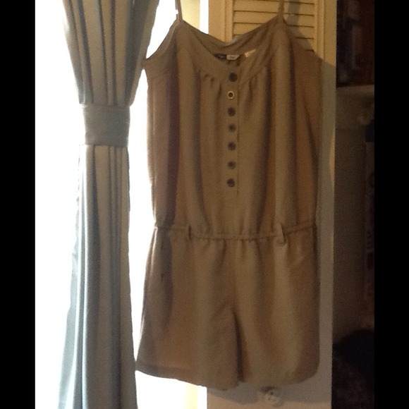 ๐HP "Top Trends" 7/14๐Khaki Romper - Picture 3 of 4