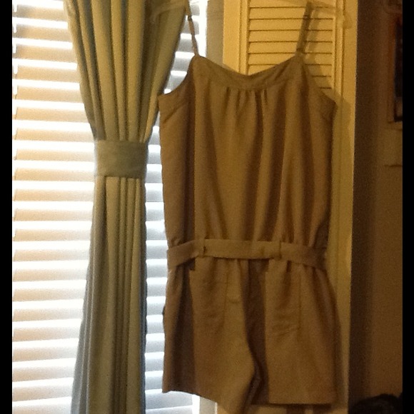 ๐HP "Top Trends" 7/14๐Khaki Romper - Picture 4 of 4