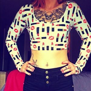 Lipstick kisses long sleeve crop top! And bow top