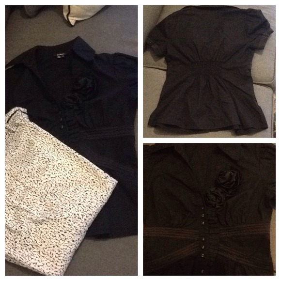 💕XOXO Black Button Up with Rosettes Top
