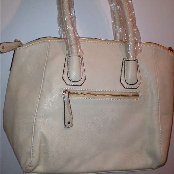 Shoe Dazzle cream colored shoulder bag. - Picture 2 of 2