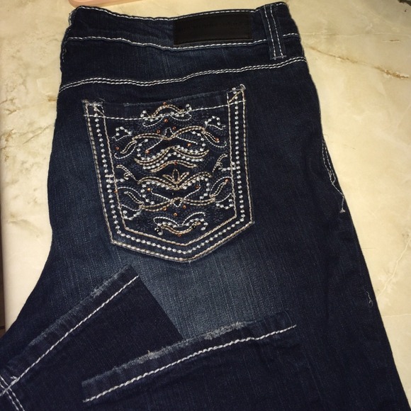 📍HOLD @cseiffert📍 Jeans/Paris Shirt.