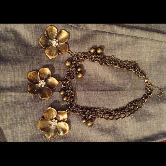 🚫🚫SOLD Stunning   flower necklace!🚫🚫 - Picture 2 of 2