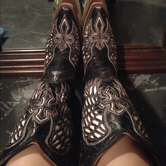 CORRAL black and white cross and wing cowboy boots