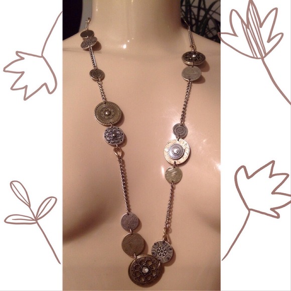 SOLD🎉HP🎉🌸 Bronze and Silver Chicos Necklace🌸