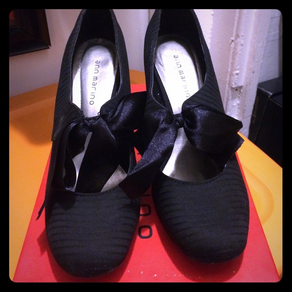 Black bow pumps