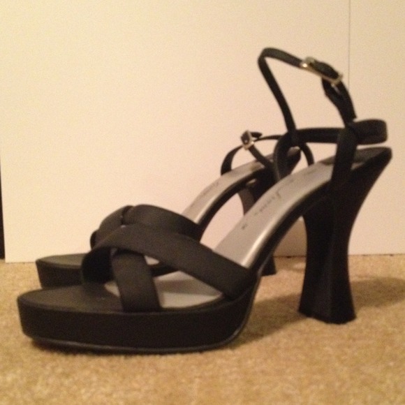 Black flared heel - Picture 1 of 3