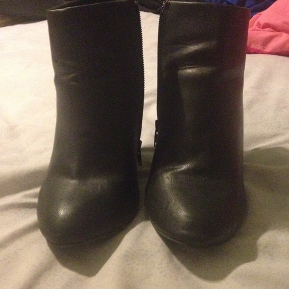 Forever 21 black heel booties.