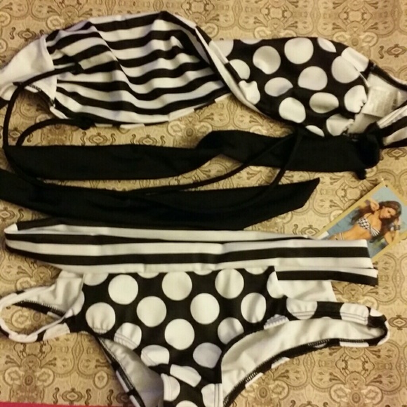 Bikini Set - Picture 3 of 3