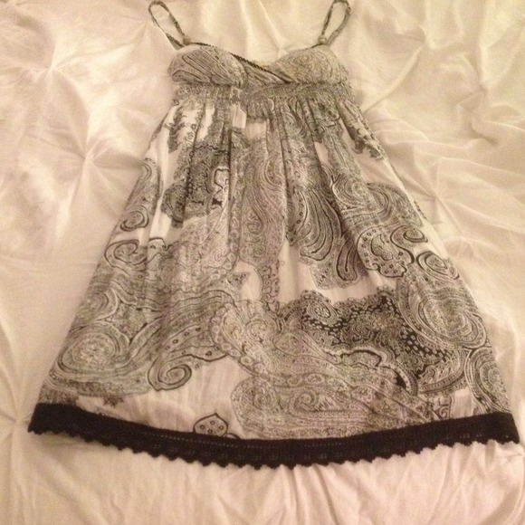 Black paisley dress - Picture 2 of 3