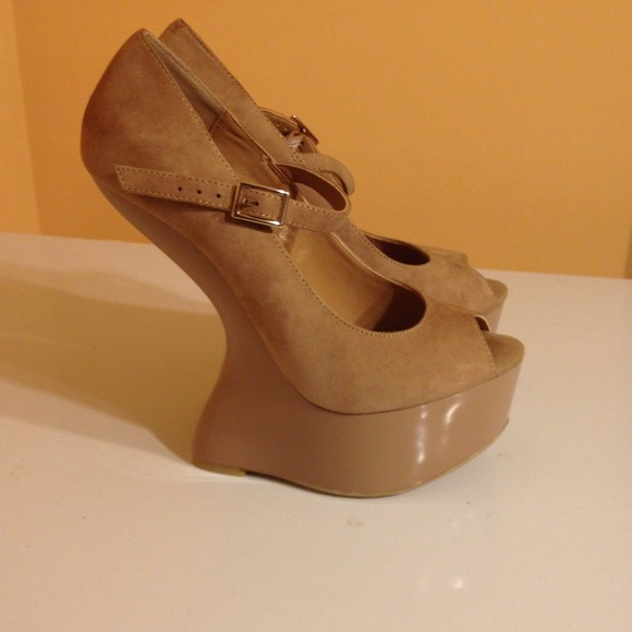 "Chinese Laundry" nude wedges - Picture 2 of 4