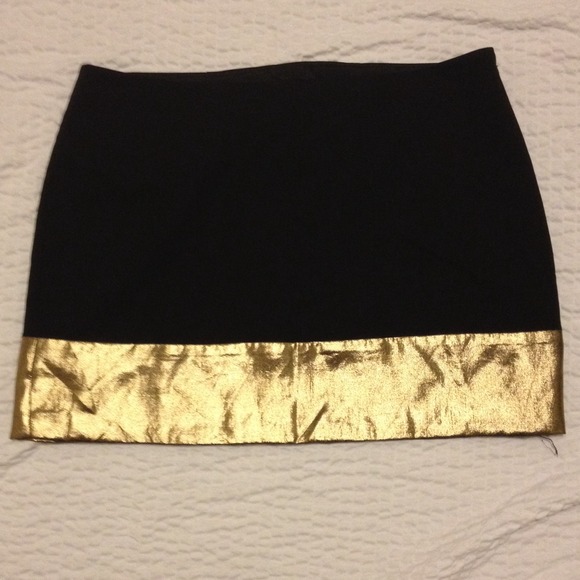 🎉HP🎉Black with metallic gold trim mini skirt