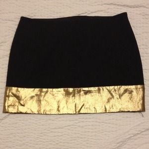 🎉HP🎉Black with metallic gold trim mini skirt