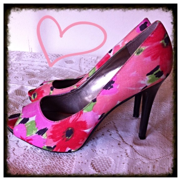 💗SOLD💗Beautiful, Floral, Peep Toe Stilettos🌺