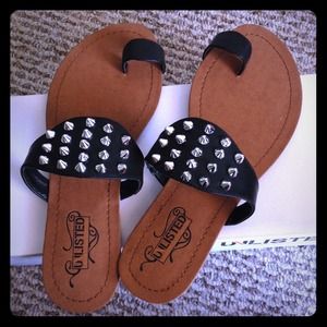 SOLD!! NEW Toe Thong Sandals in Black by Unlisted