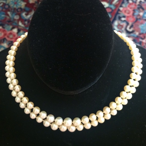 Lustrous double strand cultured pearls