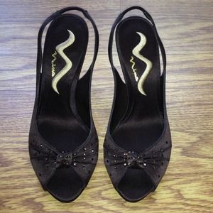 Size 6 brown Nina shoes. 👠