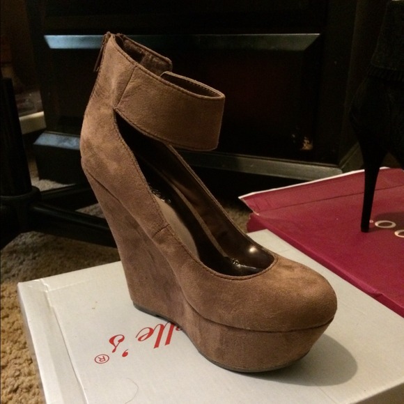 Tan wedges