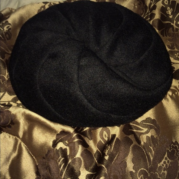 Beautiful barrette hat from SAKs 5th ave NWT! 🙆