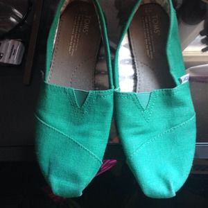 TOMS Green slip on shoes Womens Sz 8