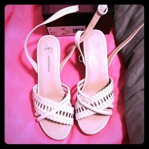 B Makowsky leather strap sandals size 9 M beige