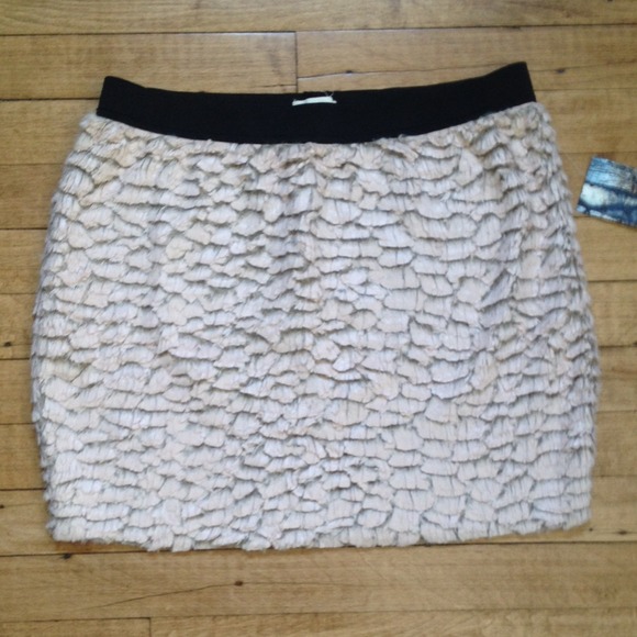 Feather Skirt - Picture 1 of 3