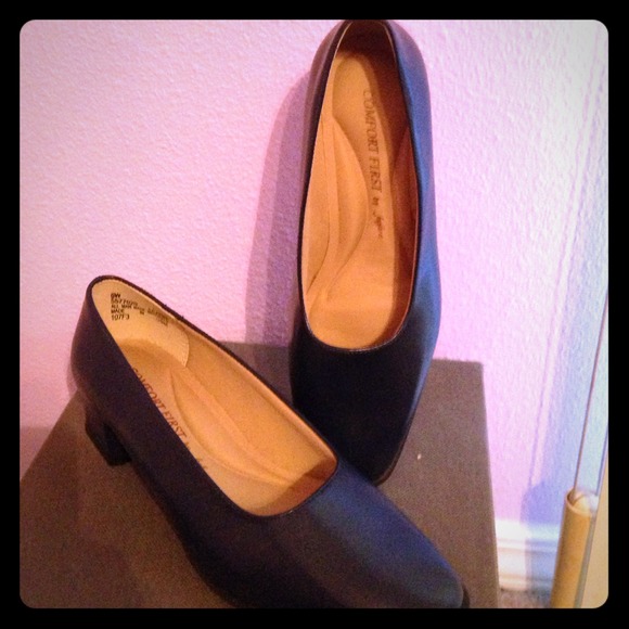 Navy Pumps