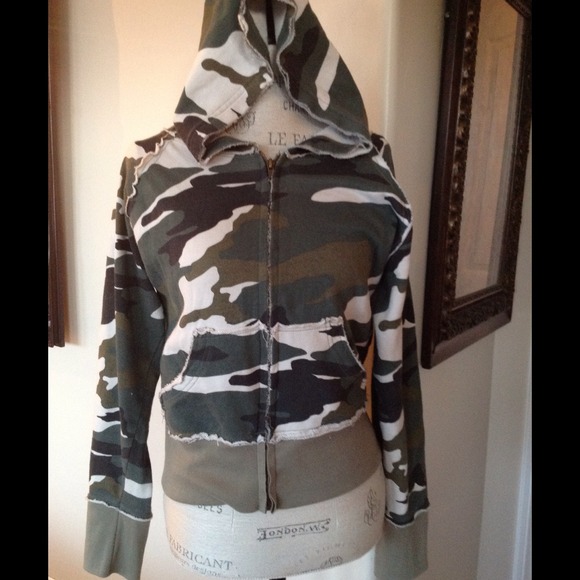 Camo Sweatshirt🔴Sold🔴 - Picture 2 of 2