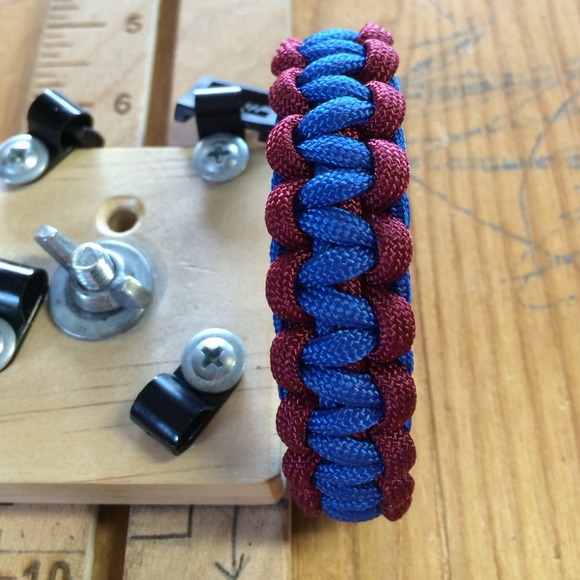 Paracord survival bracelet