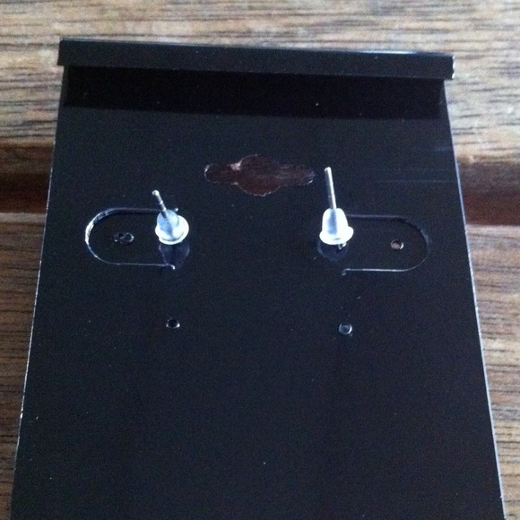 Skull earrings - Picture 3 of 3